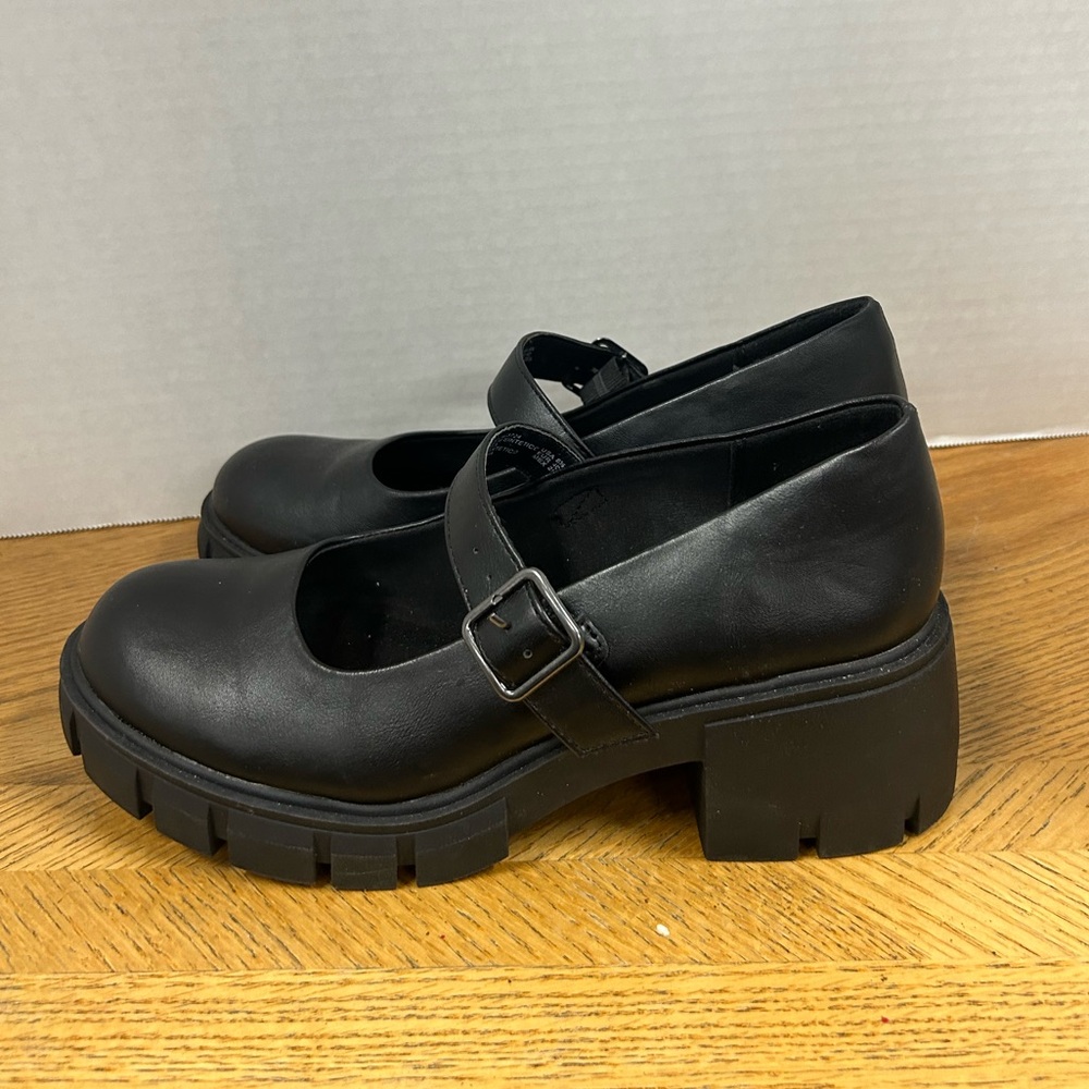 Madden NYC by Steve Madden Black Mary Jane Lug Platform Shoes. Size 8.5